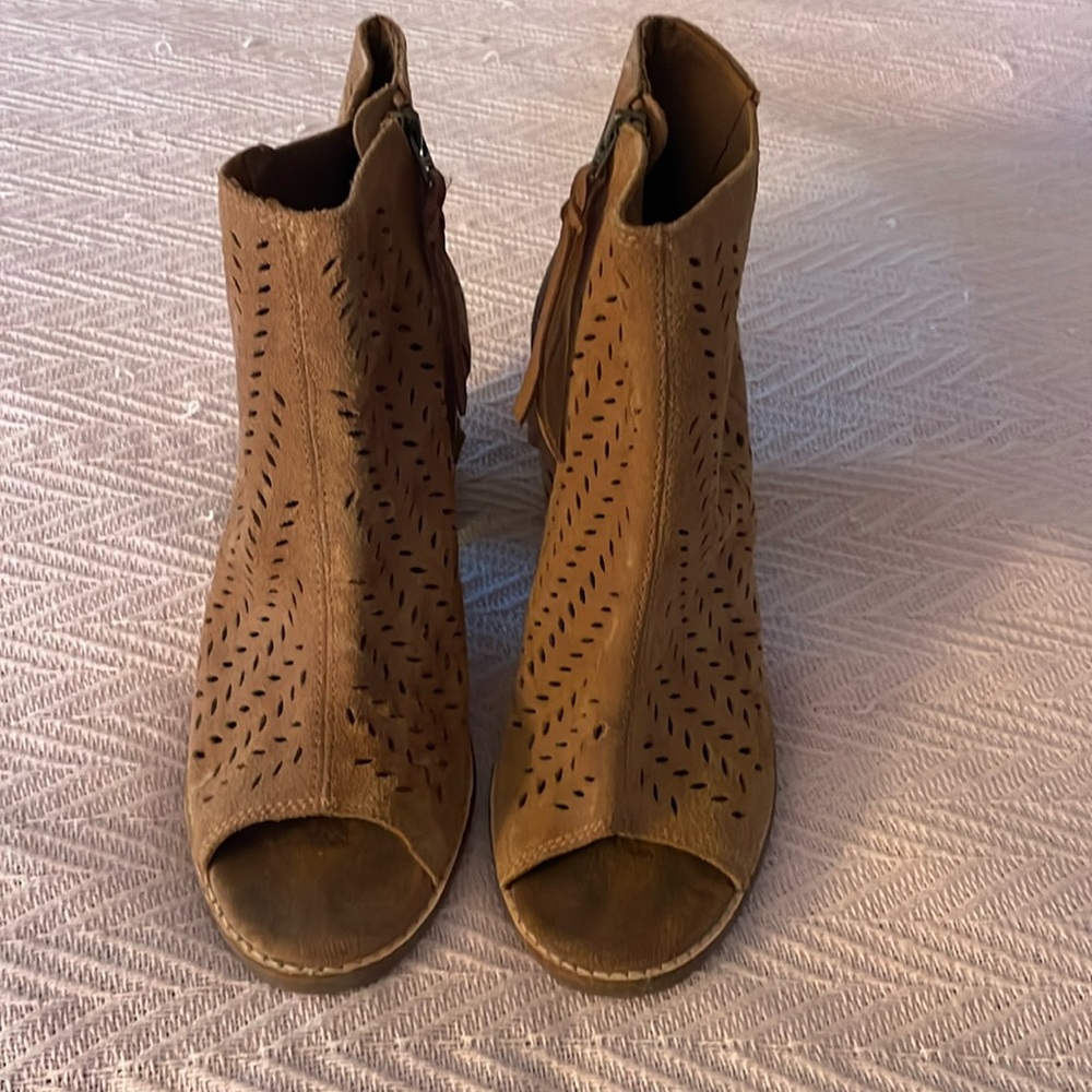 Tom’s wedge open toed booties